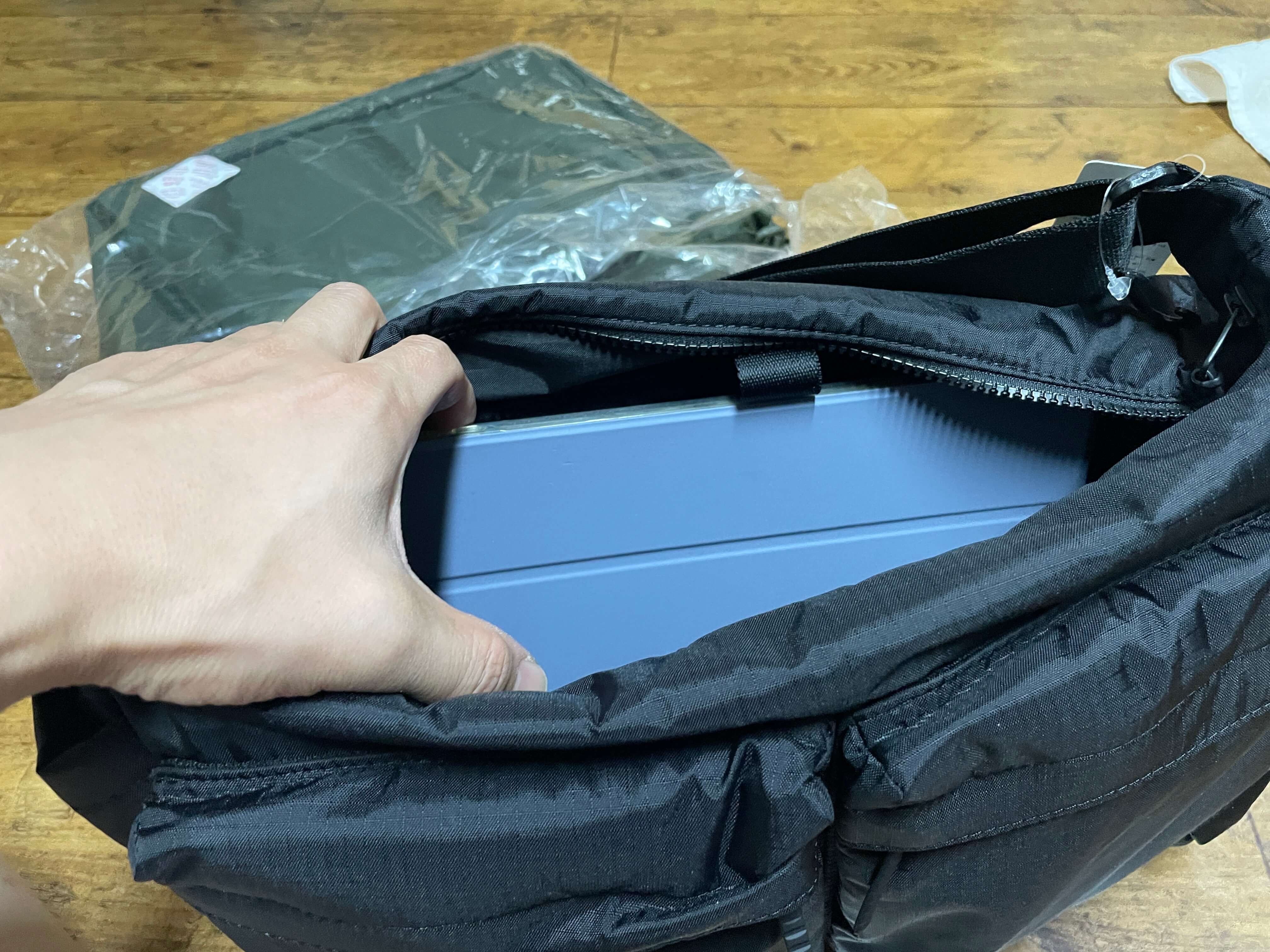 유니클로 멀티포켓 숄더백