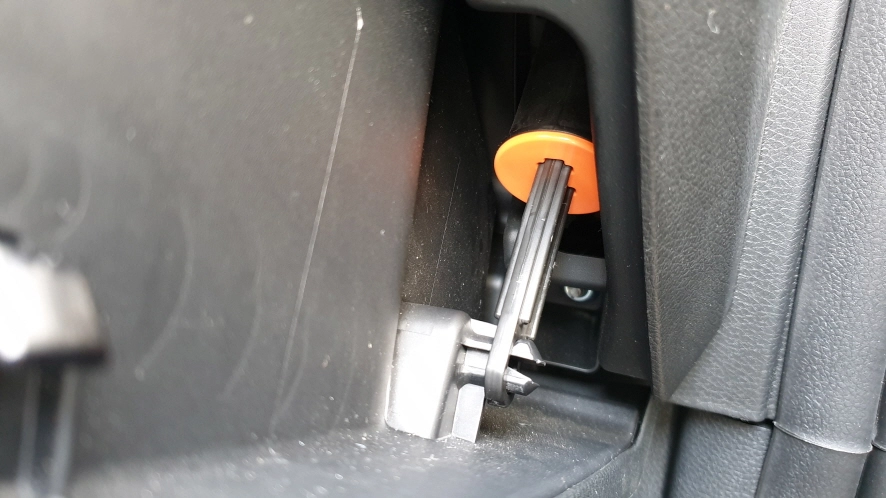 글로브박스 지지대