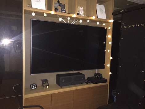 겨울-인테리어-코튼볼-조명-TV-장식장