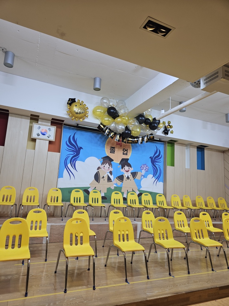 유치원 졸업식장의 노란 의자와 풍경