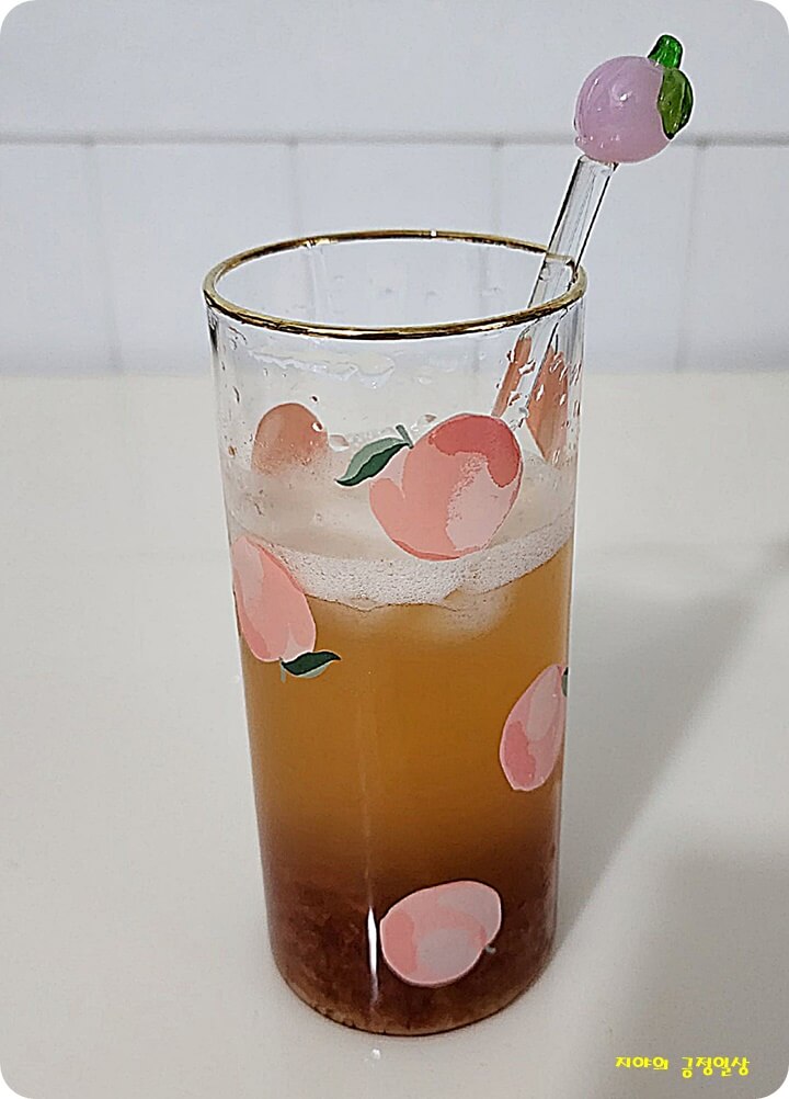 자두 주스가 든 유리잔