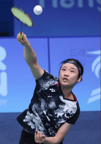 안세영 배드민턴 스매쉬 하는 모습