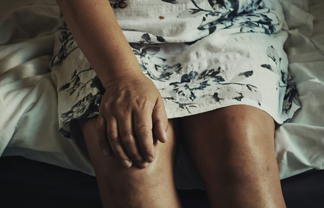 아픈 무릎을 만지는 사진,출처: unsplash 제공