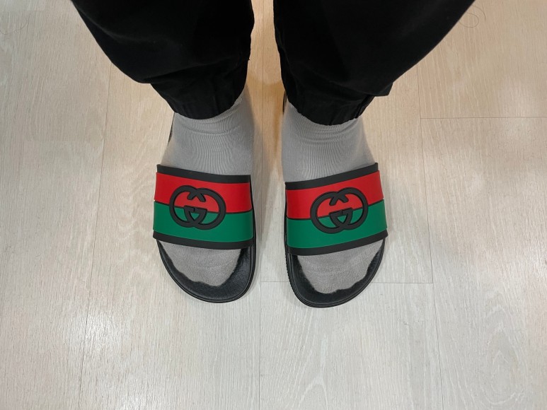 구찌 인터로킹 G 슬라이드 샌들 착샷
