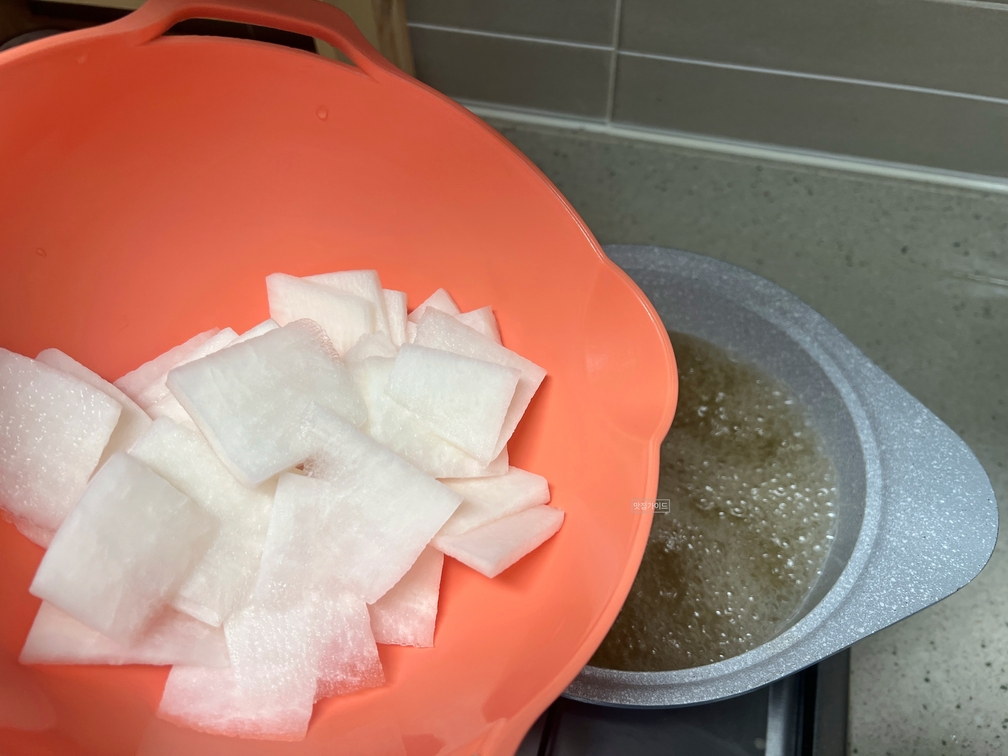 무를 넣고 같이 끓여요