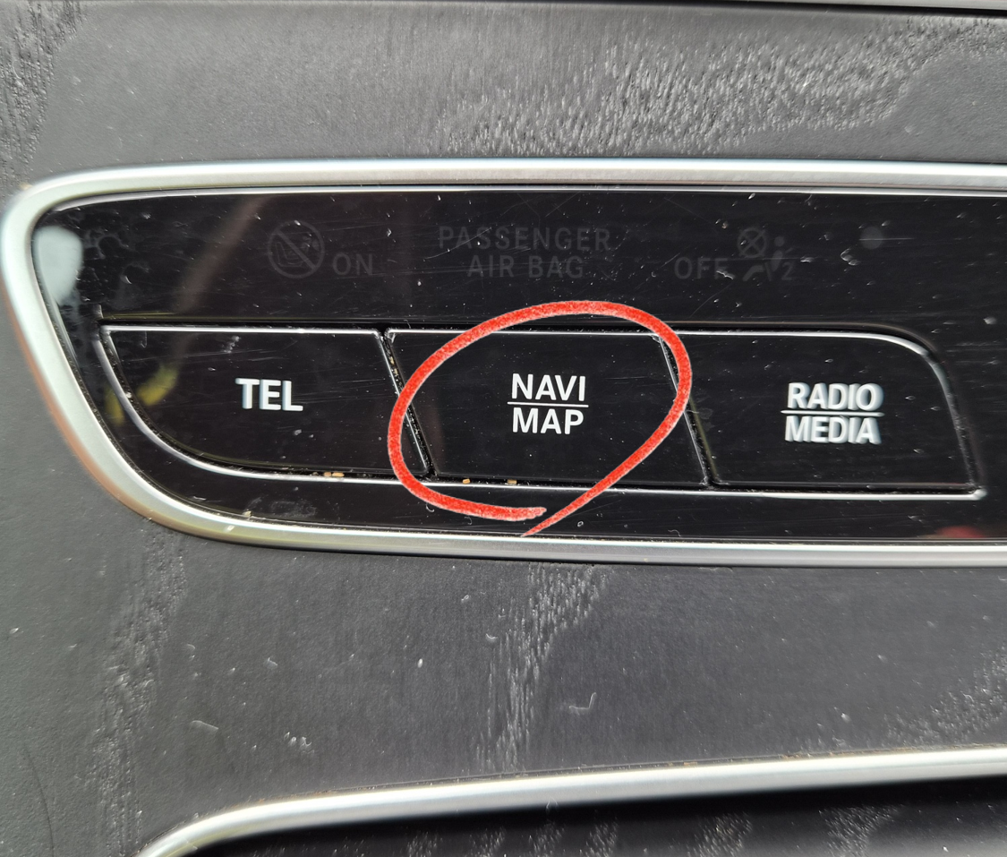 벤츠 차량 센터페시아의 버튼 중 ‘NAVI MAP’ 버튼
