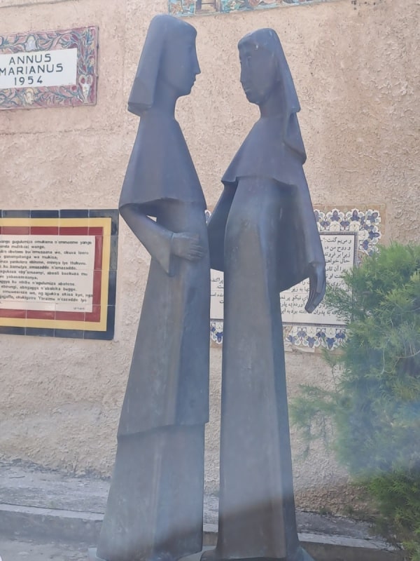 성모 방문교회 동상