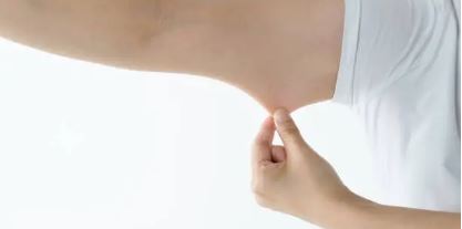 팔뚝 살을 잡고있는 사진