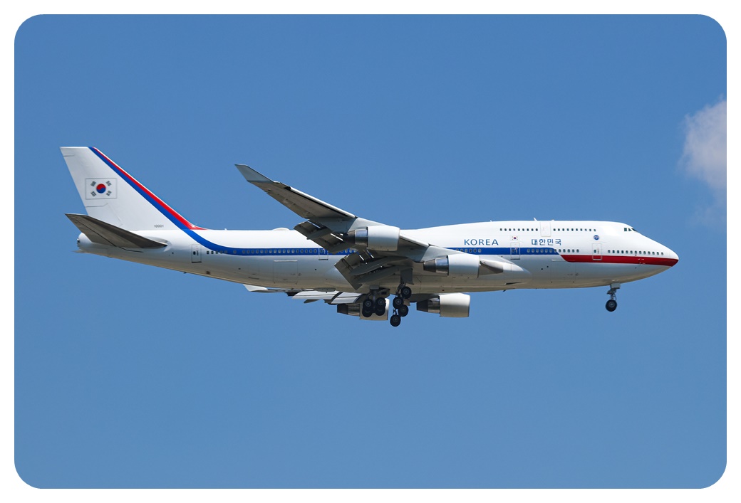 대한민국 대통령 전용기 CODE ONE이 하늘을 날고 있는 모습을 찍은 사진