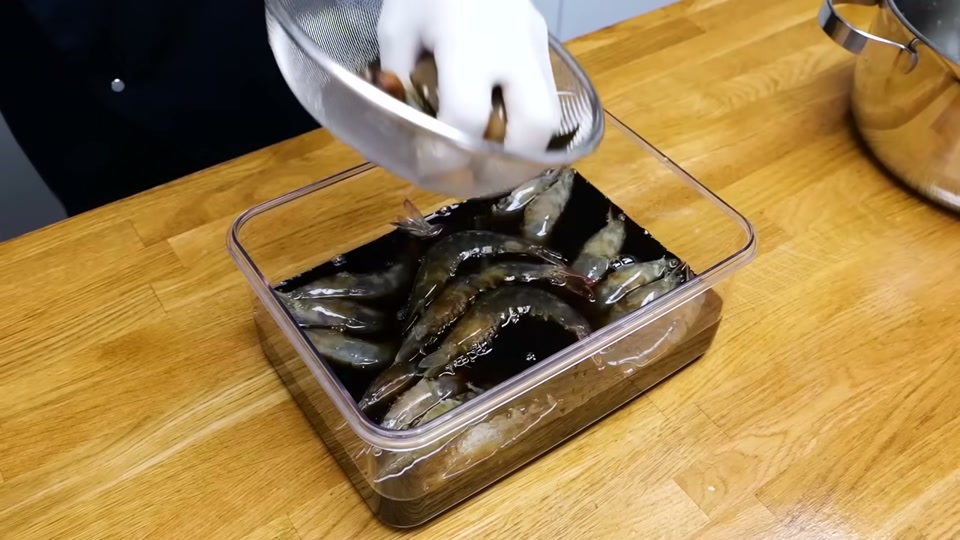 체에 밭쳐 간장물을 붓는 장면