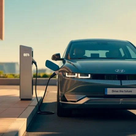 전기차 충전 비교 이미지 - 충전중인 아이오닉6