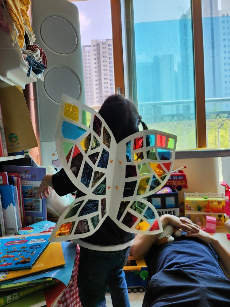 나비 날개를 멘 아이 뒷모습