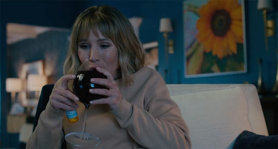 술을 들이키는 여성의 모습 