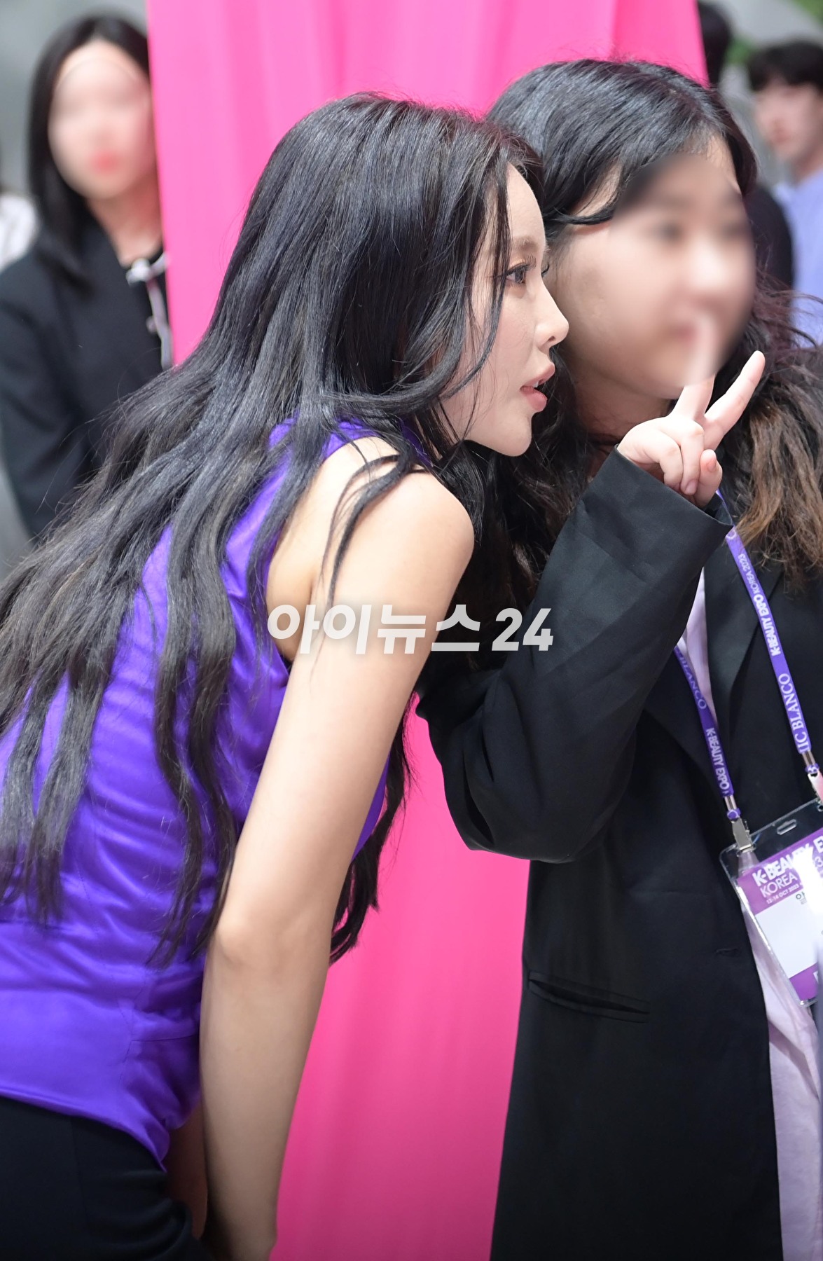 가수 홍진영이 12일 오후 경기 일산 킨텍스에서 열린 K-뷰티엑스포 코리아 2023(대한민국뷰티박람회)에 참석해 멋진 무대를 선보이고 있다. [사진=정소희 기자]