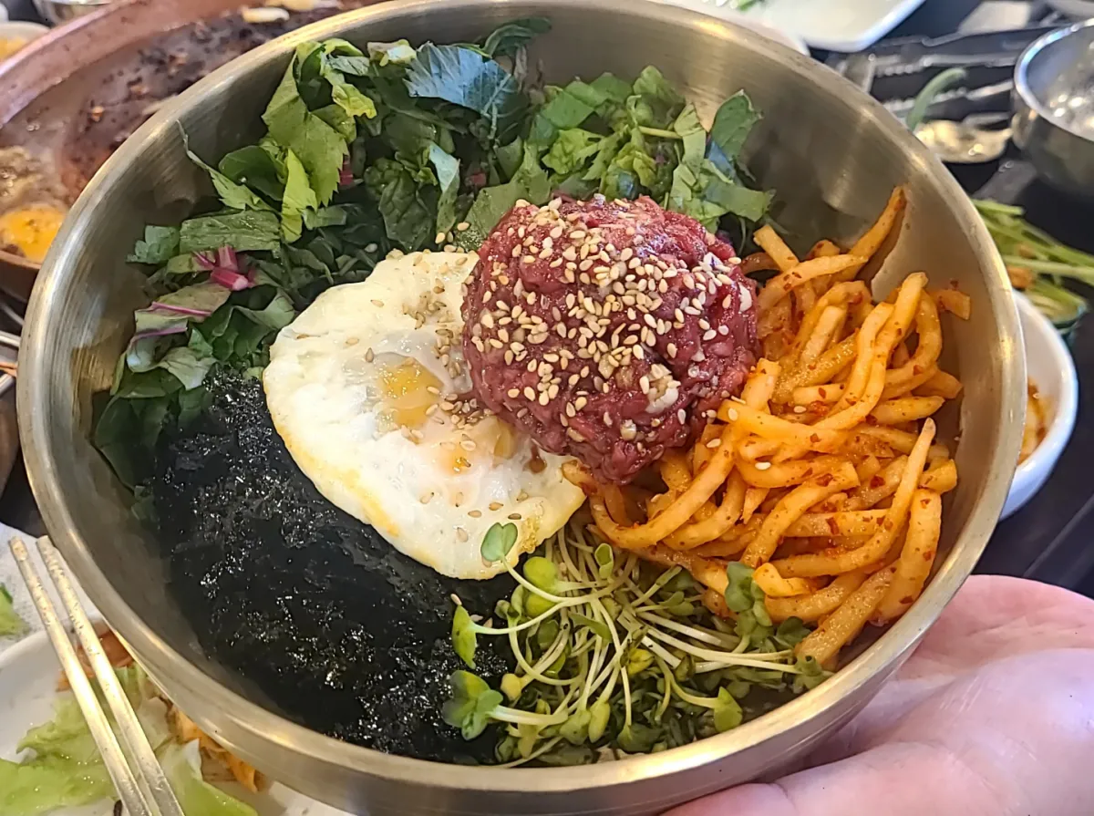 강경불고기성북월곡점-육회비빔밥한그릇-상추-김가루-육회-무생채-무순이-계란후라이가-얹어있다