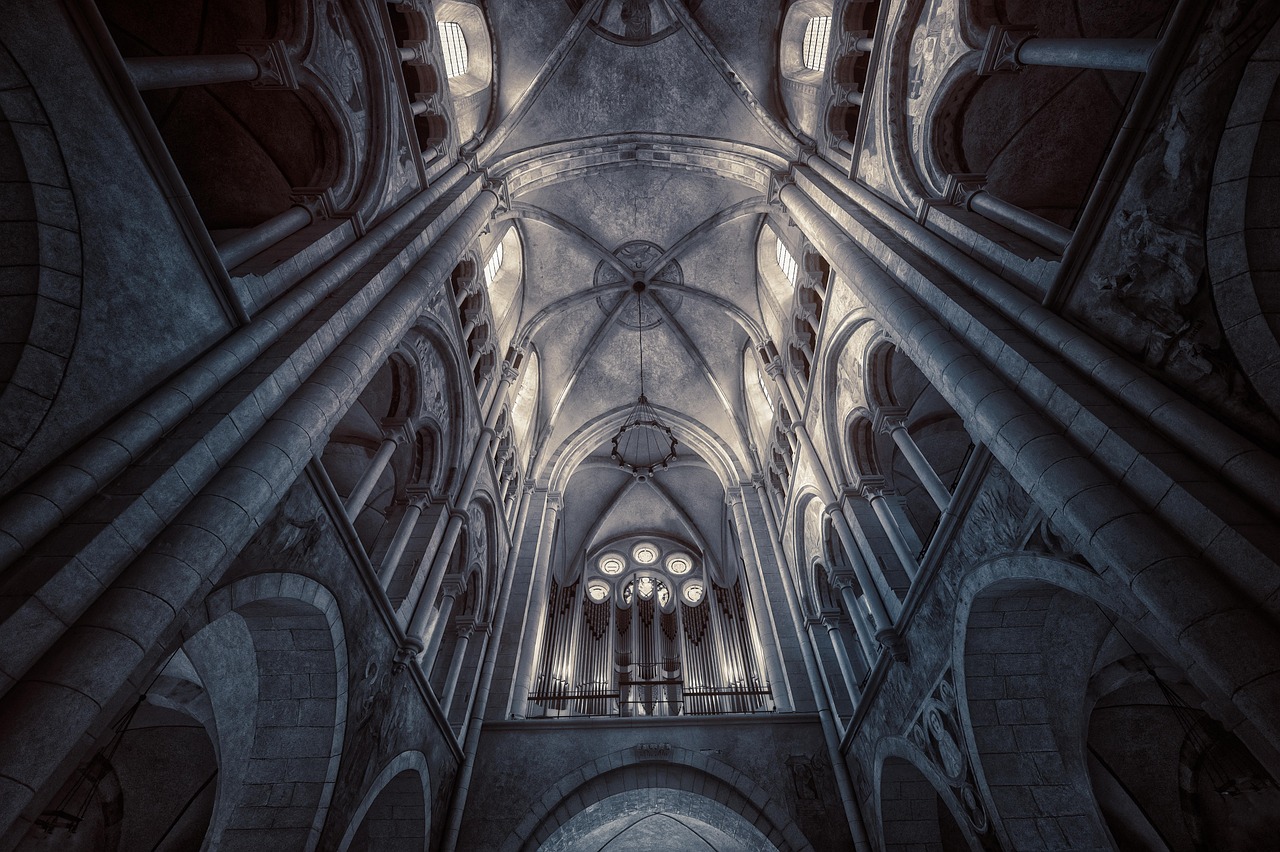 어두운 성당 내부