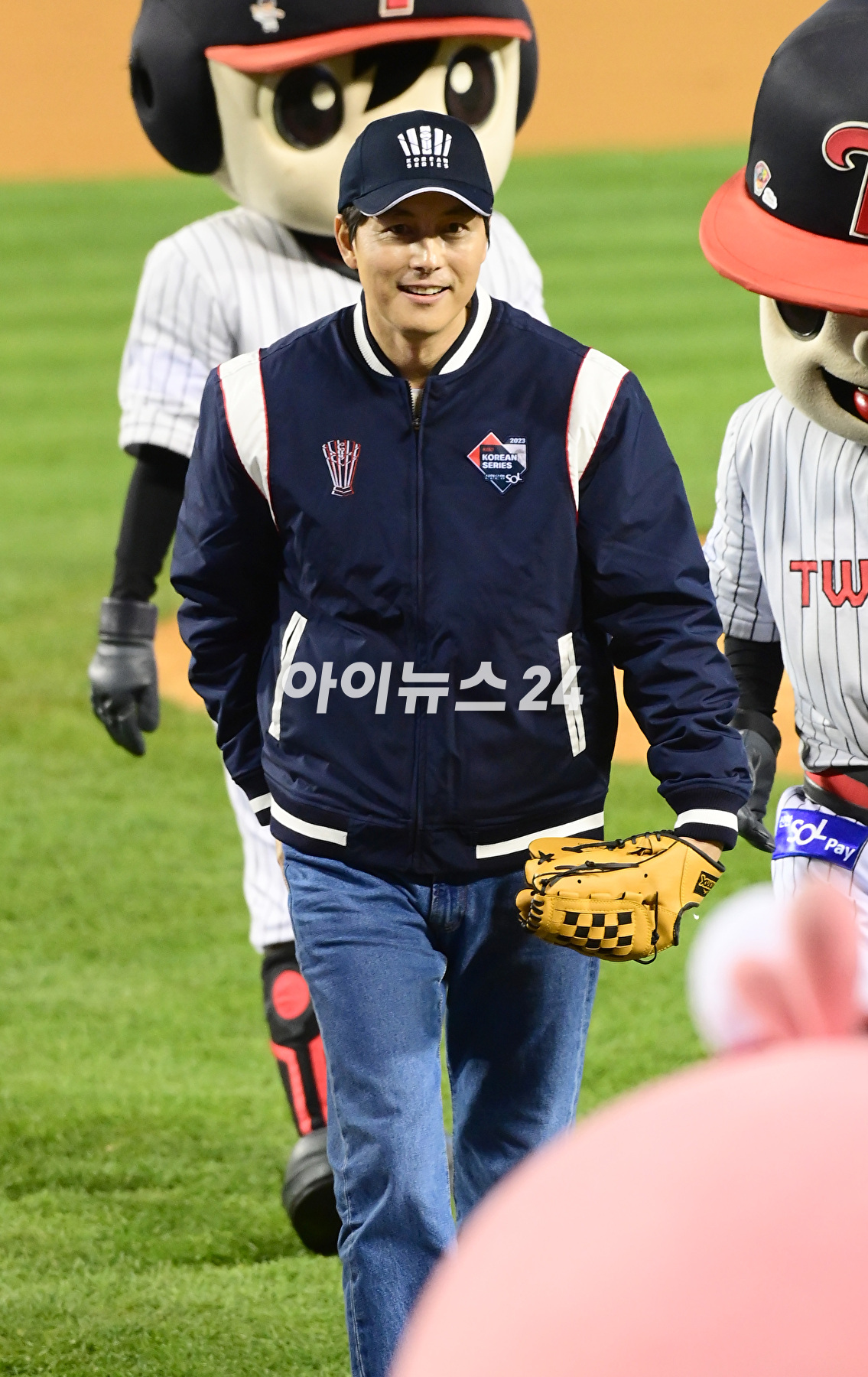 배우 정우성이 8일 오후 서울 잠실야구장에서 열린 '2023 프로야구 KBO리그' 포스트시즌 한국시리즈 2차전 LG 트윈스와 kt 위즈의 경기에서 시구자로 참석하고 있다. [사진=정소희 기자]