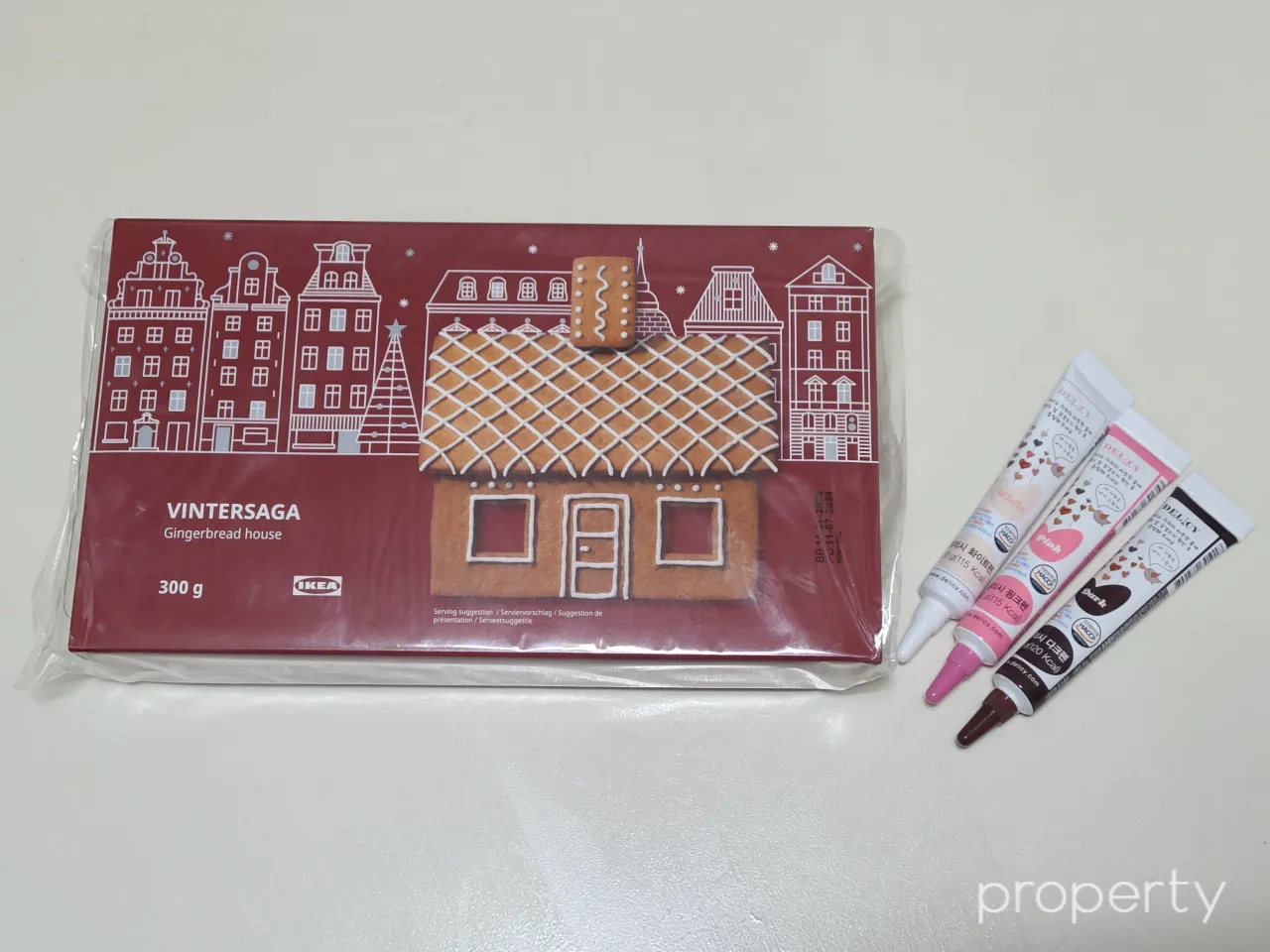 이케아빈테르사가과자집-빨간색포장지에과자집사진-흰색분홍색검은색초코펜3개가있는