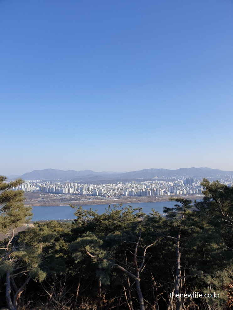 등산을 포기하지 않고 아차산 정상에 도달한 다른 모습