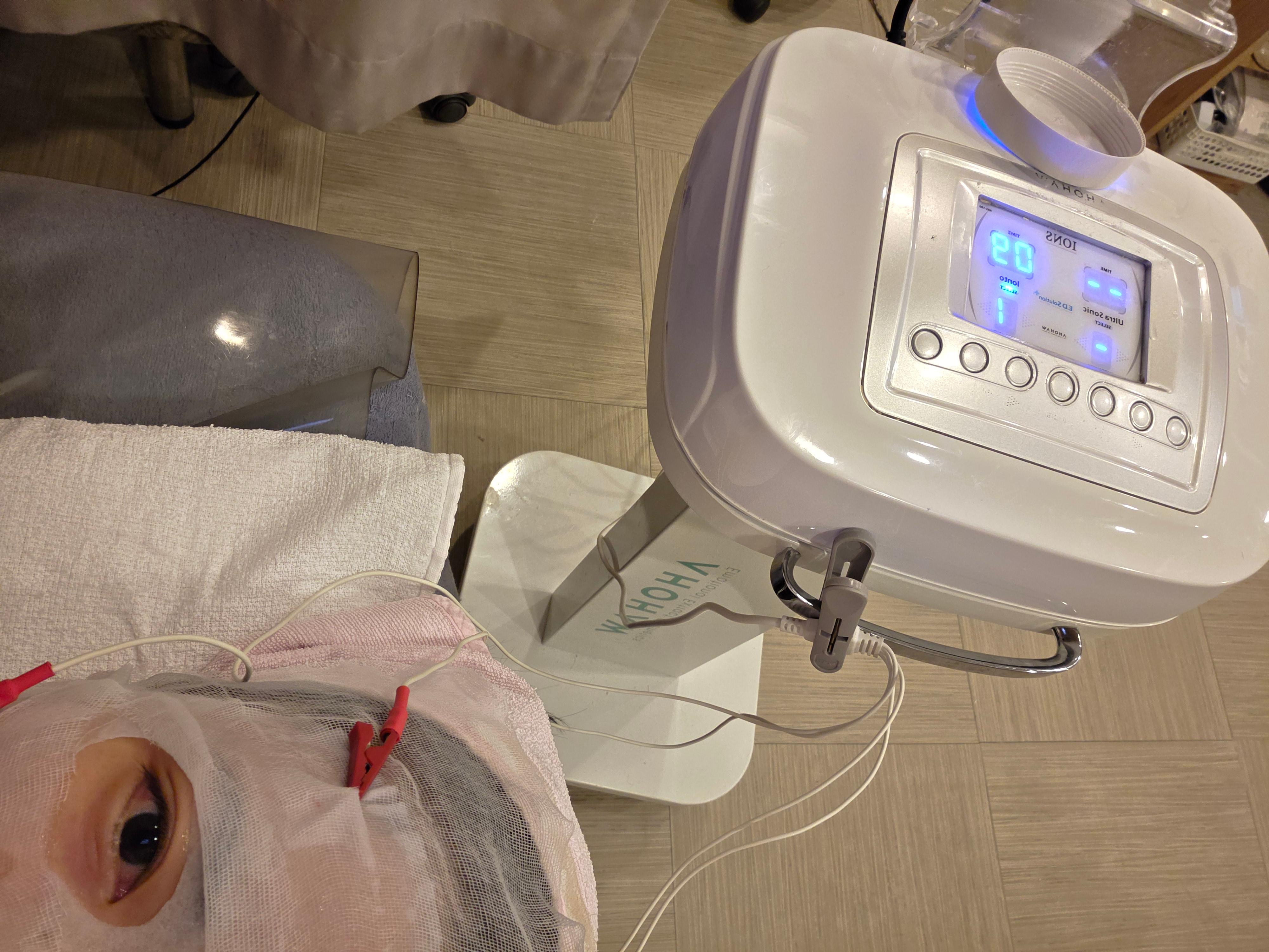 황현주 스킨케어 압출 후 진정을 위해 앰플을 기계로 투입하는 관리 모습