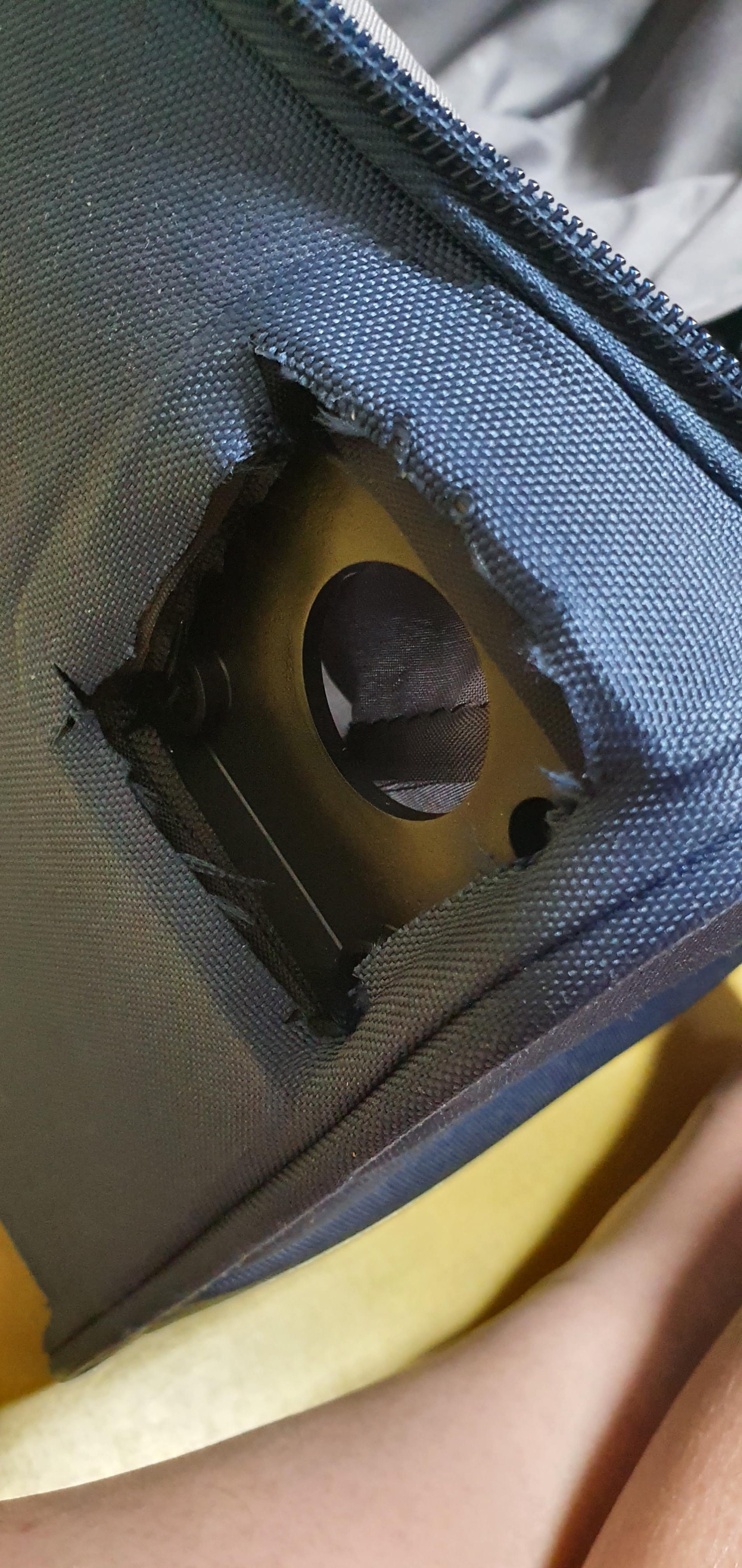 샘소나이트 바퀴를 떼어내면 바퀴자리는 구멍이 송송 뚫어져 있다.