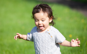 아기가 혀를 내미는 것은 왜?