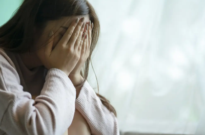 얼굴을 감싸는 여성