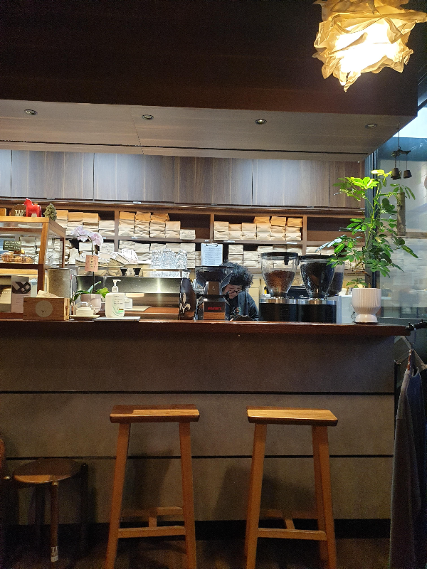 카운터의 펜던트 조명이 더 커피 전문점 같다.