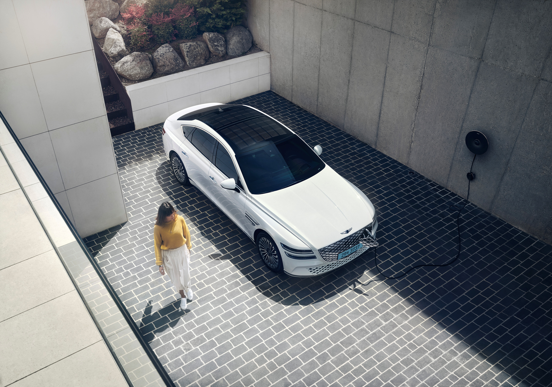 23년형 제네시스 G80 EV 외관 충전 사진