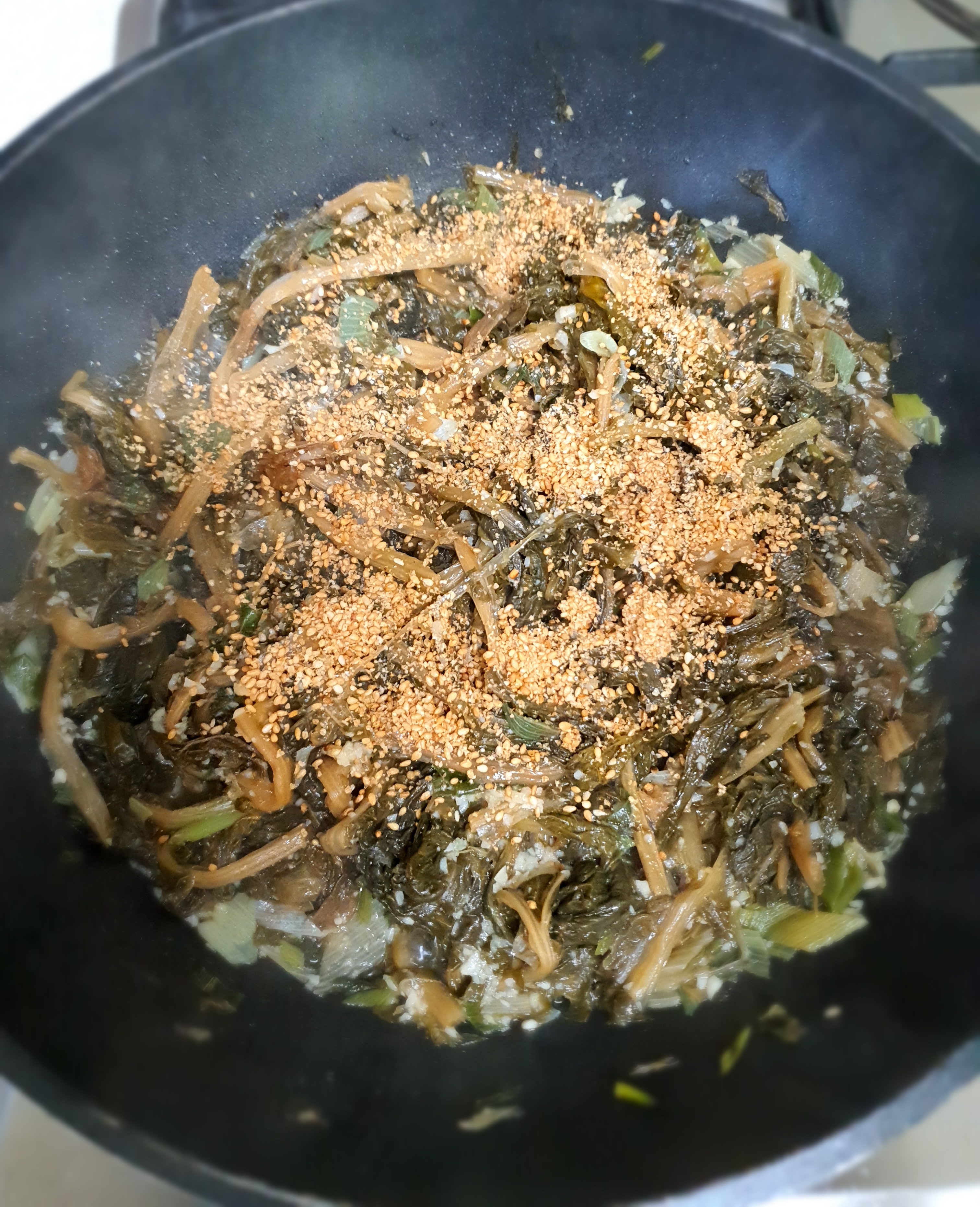 고소한-깨-가루를-많이-넣었어요.