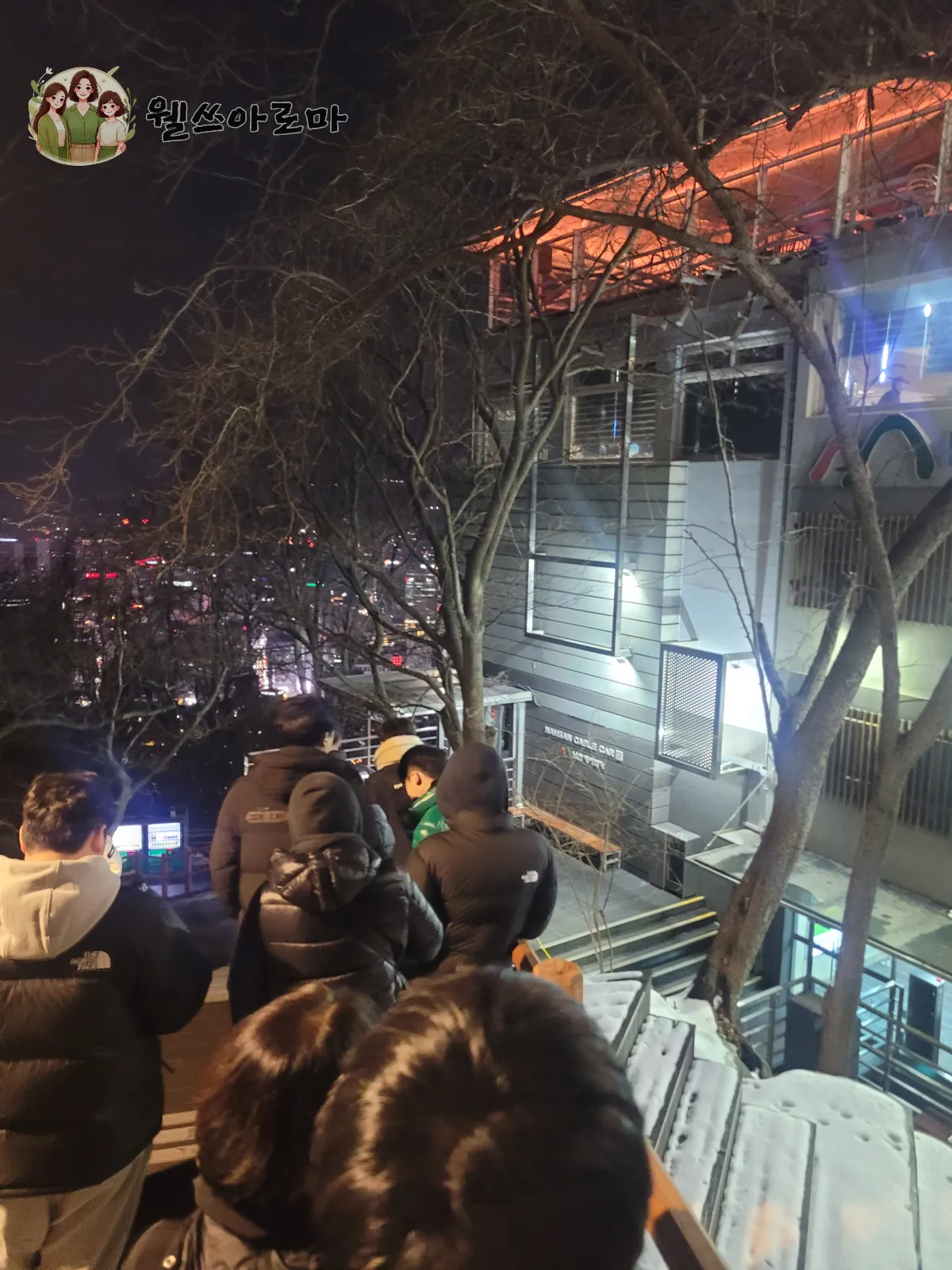 서울남산타워-N서울타워전망대-내려가는대기줄