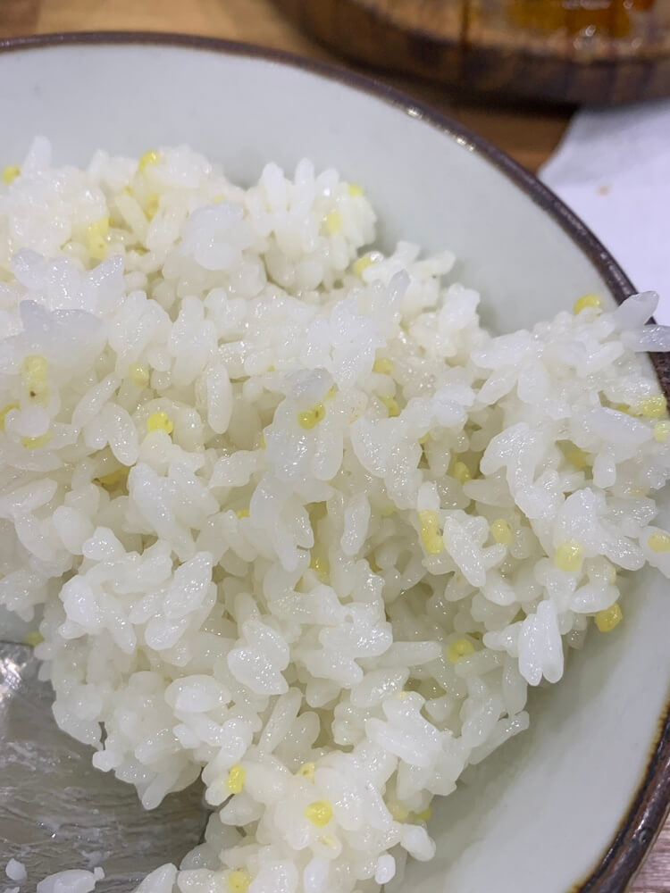 접시에 덜어낸 솥밥 쌀알들