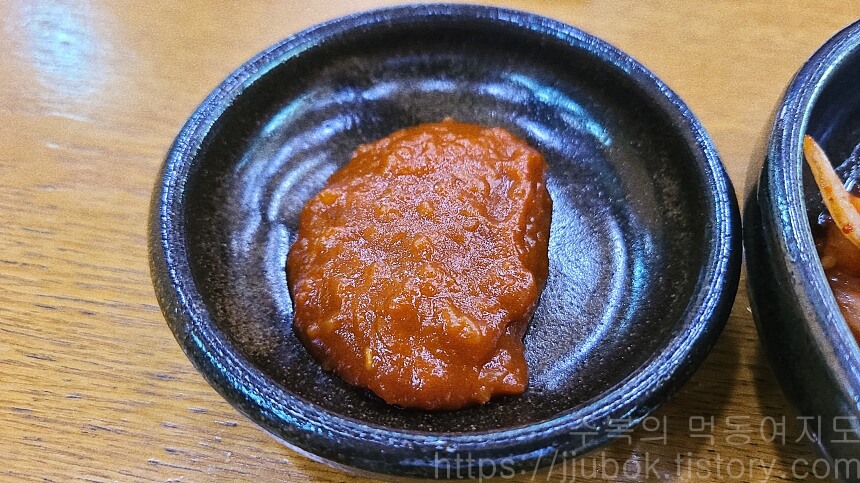왕뼈-감자탕-밑반찬-쌈장