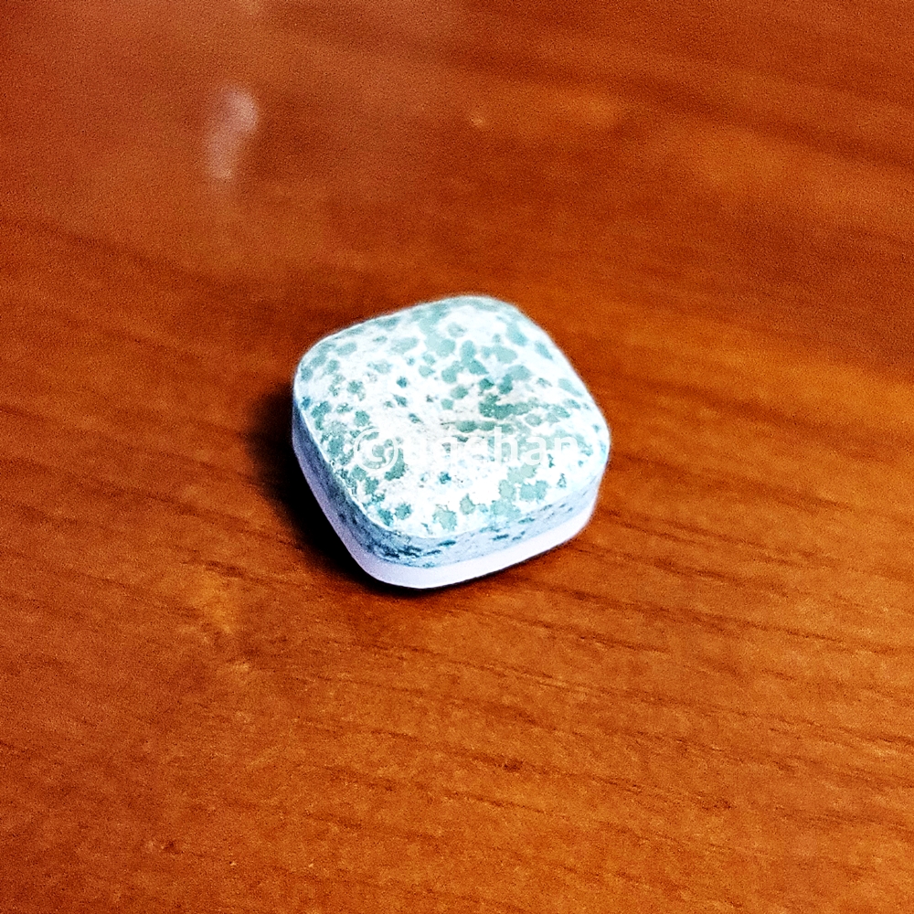 코스트코 벨라민트 화이트 스피어민트 추잉껌 아랫면의 초록점밖이가 들어잇는 곳이 껌 부분이다.