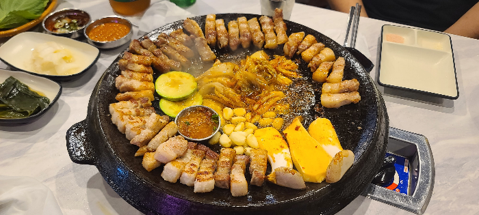 상대원동맛집 삼겹살맛집 무쇠뚝삼겹 메뉴판 생삽겹살 구이준비 삼겹살구이 직원이구워줌 삼겹살구이완성