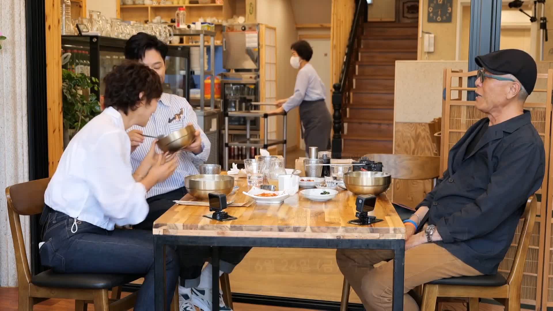 식객 허영만 백반기행 157회 이유리 정상훈 편 한우 육수에 우리밀 자가제면으로 만든 안동 국시, 진하게 갈아낸 서리태 콩국수 마포구 공덕동 애오개역 맛집 소개