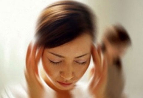 머리에-두손을-대고-두통으로-괴로워하는-여자