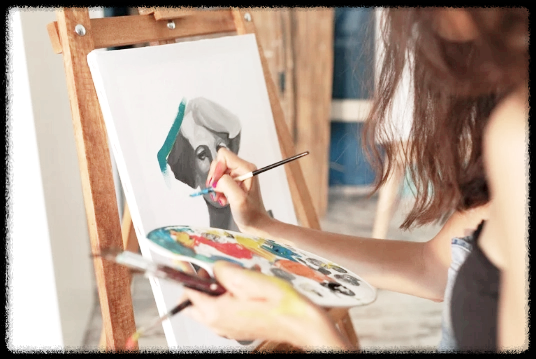 캔버스에-그림을-그리고있는-여자모습