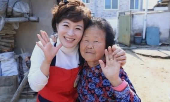 가수 김정연 시골버스 장면│전국을 돌며 어르신들과 소통하는 국민 안내양 김정연의 현장 모습