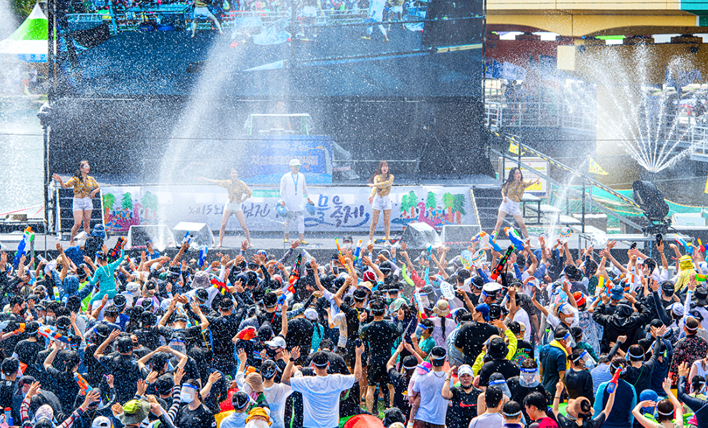 많은 사람들 물대포