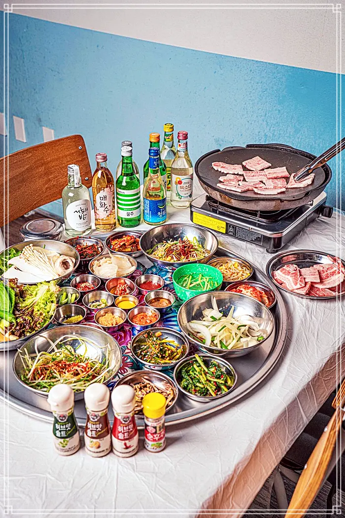 생방송 오늘저녁 수원 인계동 수십가지 반찬, 레트로 옛날 학교 교실 분위기, 냉동 삼겹살 맛집