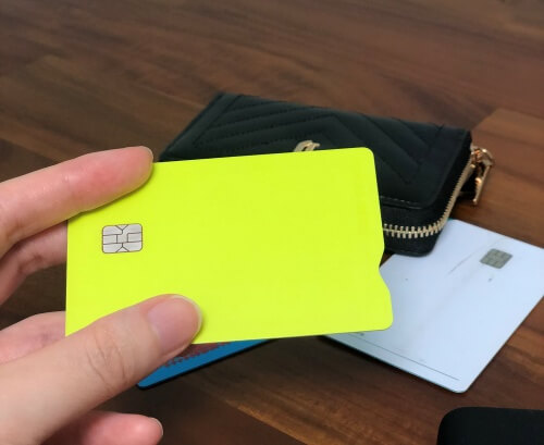 손에-들고있는-신용카드