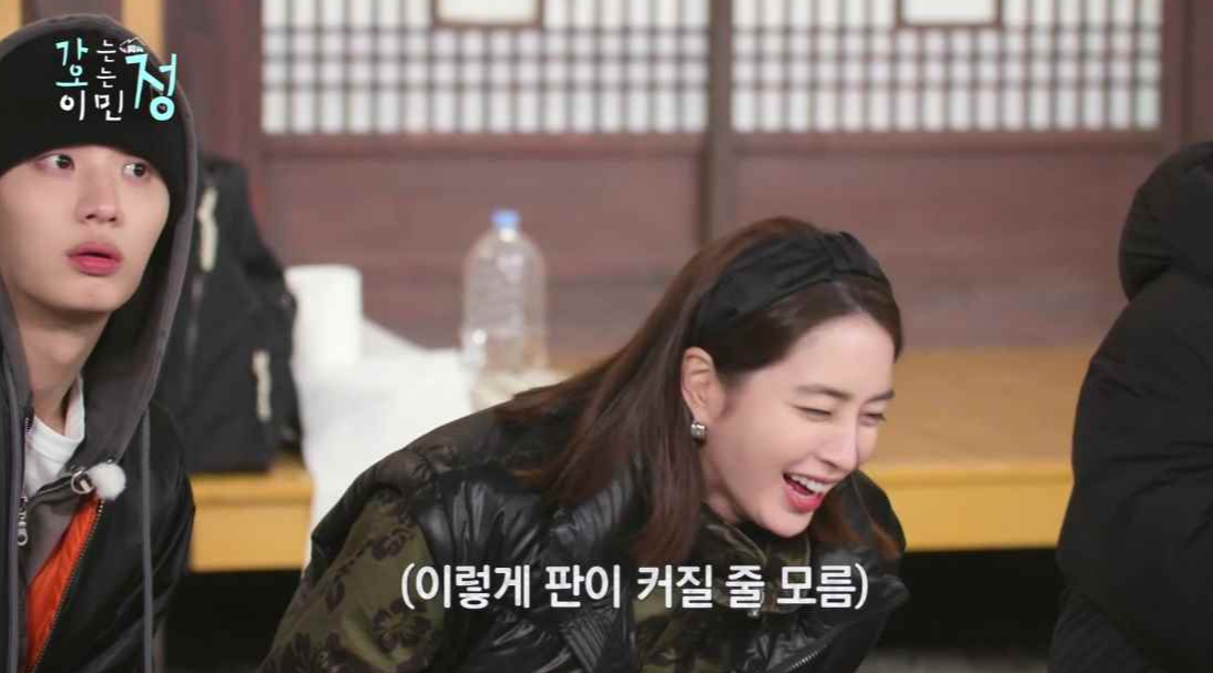 100인분에 놀라는 김재원과 박장대소하는 이민정 모습에 (이렇게 판이 커질 줄 모름) 자막이 있는 스틸컷