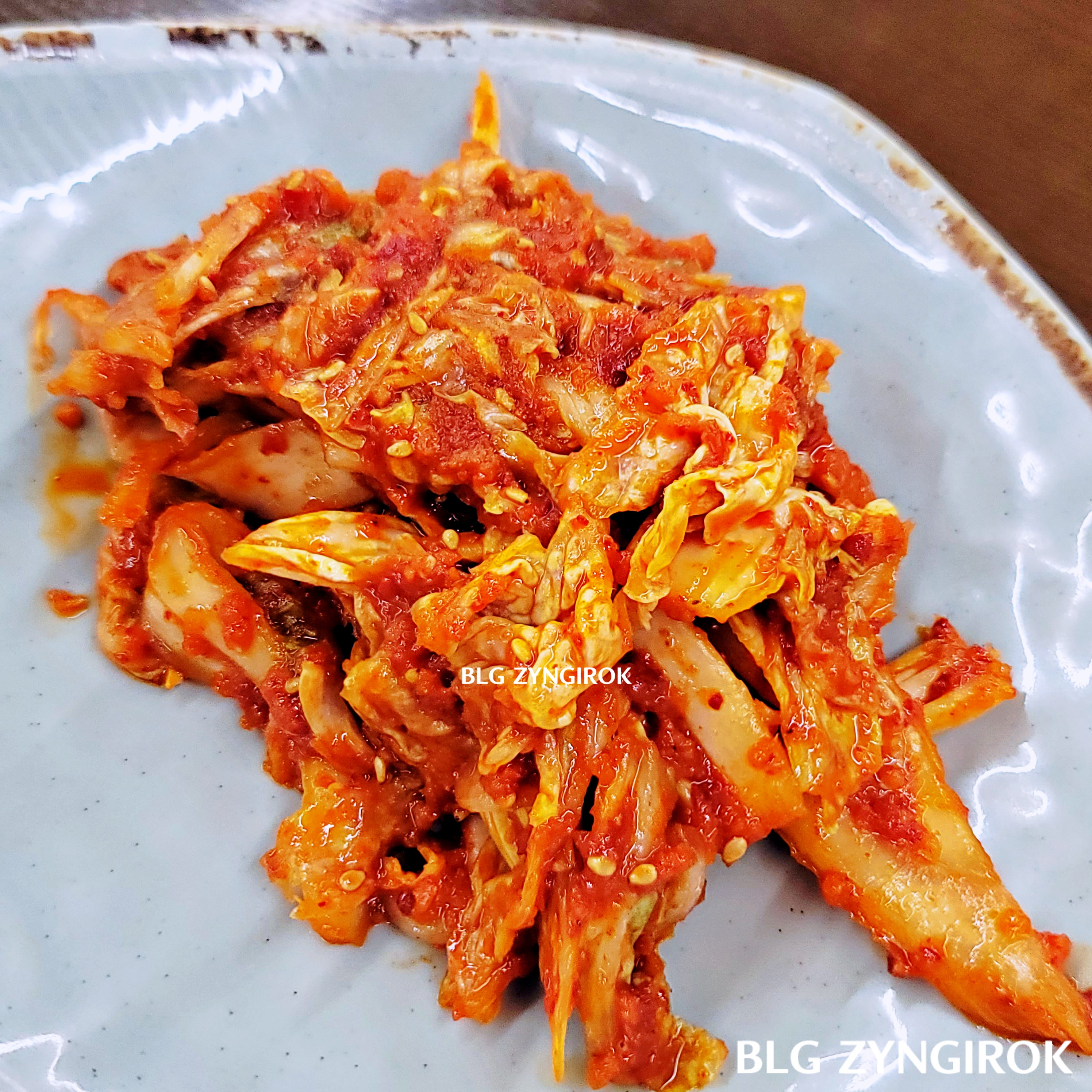 양주 맛집 밀곳 - 밑반찬 겉절이 김치 모습이다.