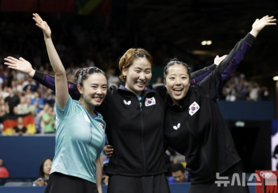 2024 파리올림픽 탁구 여자 단체전 결정전 독일과의 경기에서 승리하며 동메달 확정한 신유빈, 전지희, 이은혜 (사진출처.뉴시스)