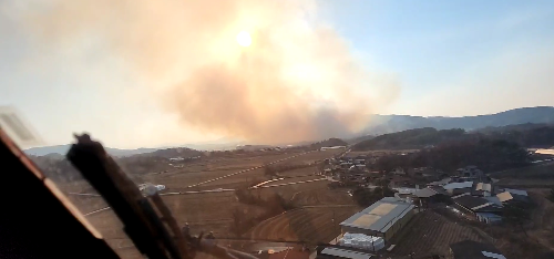 알트태그-진화헬기에서 내려다 본 산불현장, 연기가 자욱하다.