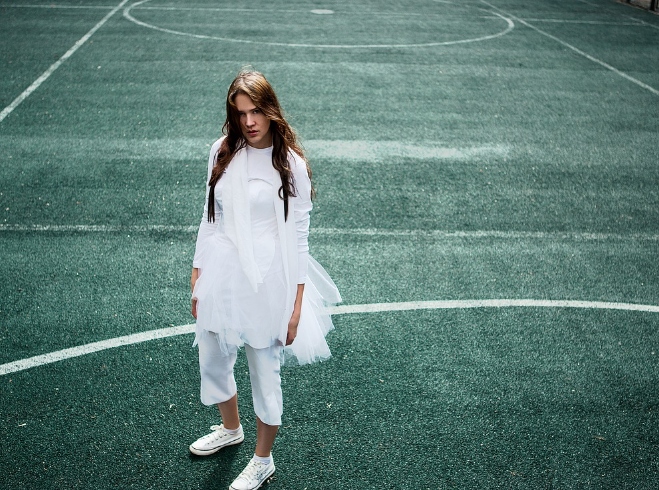 테니스 코트 위에 서있는 청년사진