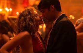 영화 ‘바빌론’ 스틸컷. 마고 로비와 디에고 칼바 분 서로 마주보고 있습니다.