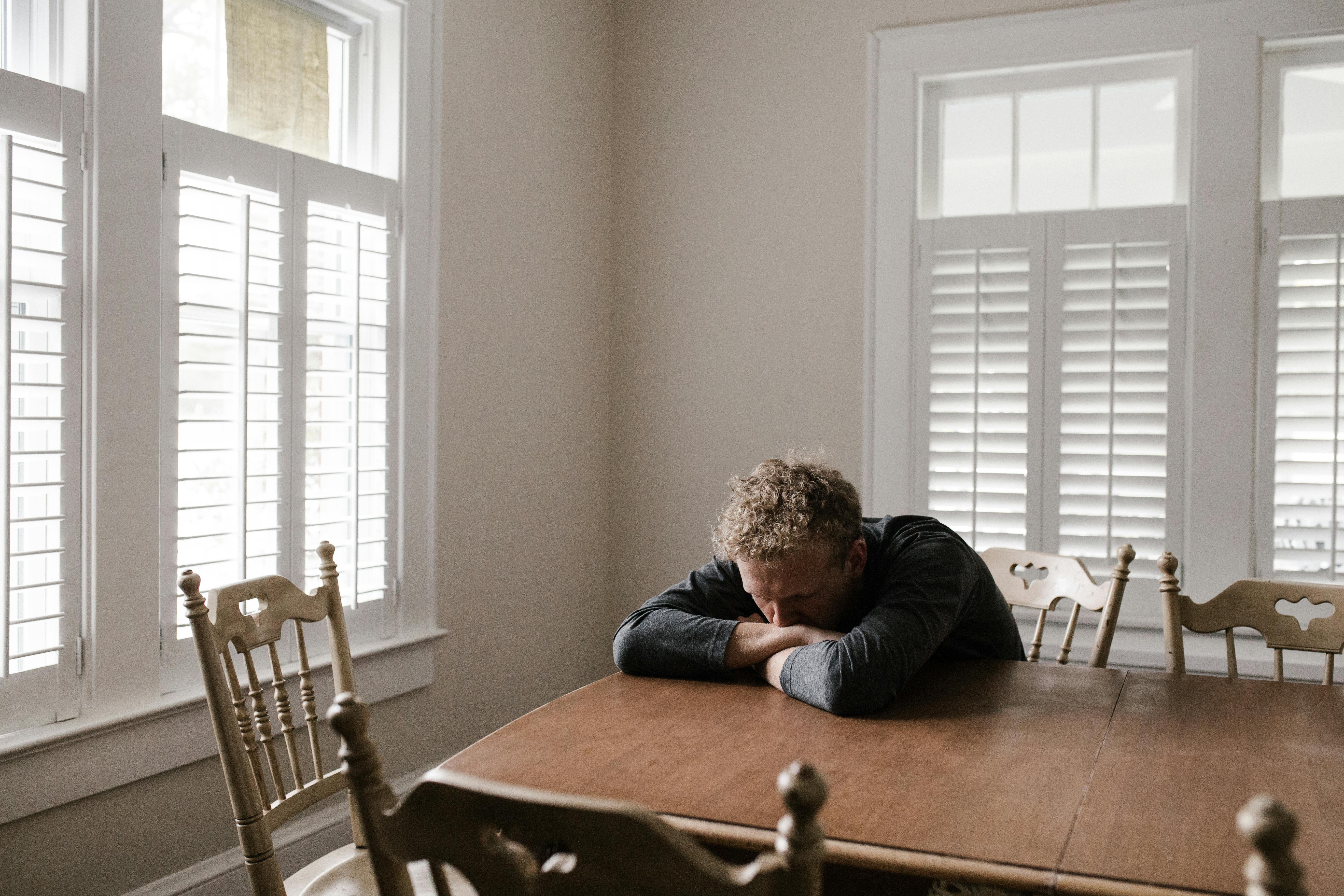 썸네일. A picture of a man feeling anxiety