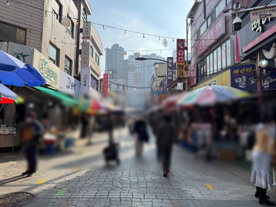 사람들로 북적이는 용인 중앙시장 메인거리 모습, 다양한 먹거리와 상점이 이어진 전통시장 풍경